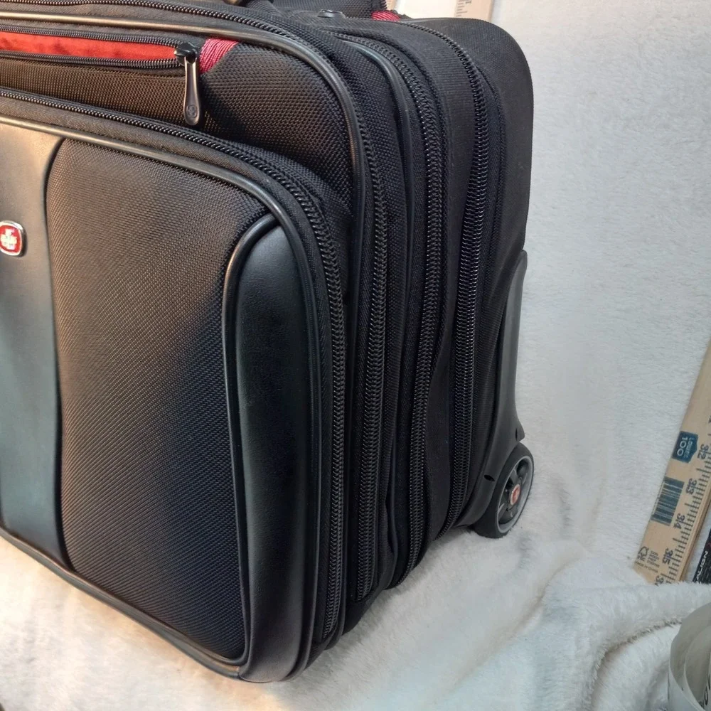 Wenger Swiss Gear Rolling Travel Carry On Laptop Briefcase Bag 17 X 14 Inch